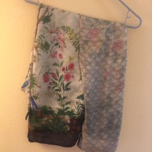 AUTHENTIC GUCCI 100% SILK FLORAL REVERSIBLE SHAWL